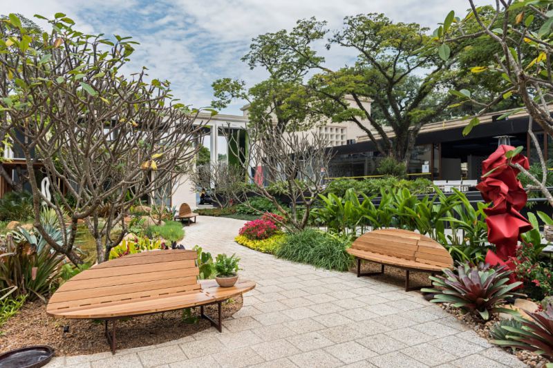 Projeto paisagstico com esculturas da Galeria Andr