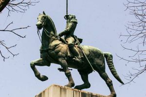 monumento-ao-duque-de-caxias-do-escultor-victor-brecheret-na-prac3a7a-princesa-is-e1487270938179